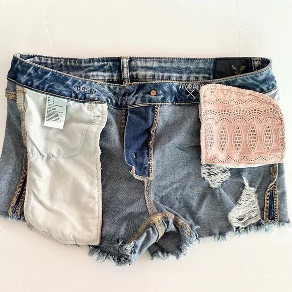 AMERICAN EAGLE DISTRESSED EXPOSED PINK POCKET SHORTIE JEAN SHORTS SIZE 14 - Picture 3 of 10